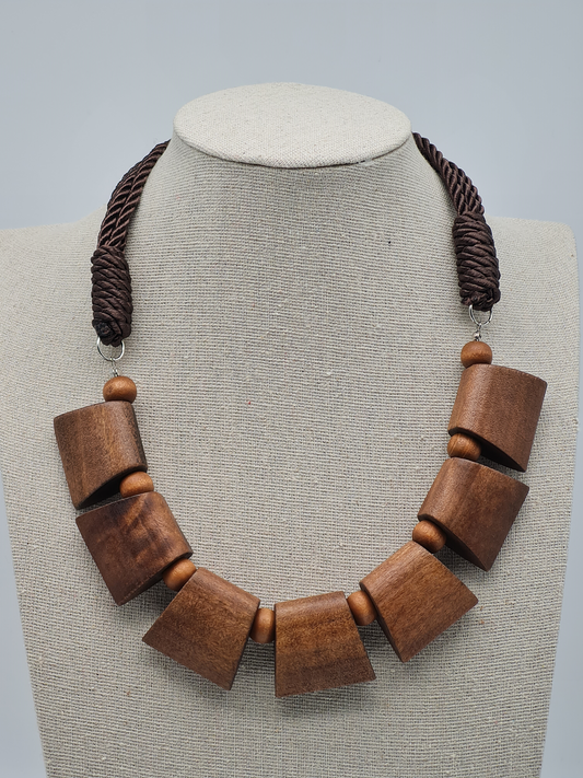 Cosmos Halskette nickelfrei braun holzelementen kordel natur elegant stilvoll