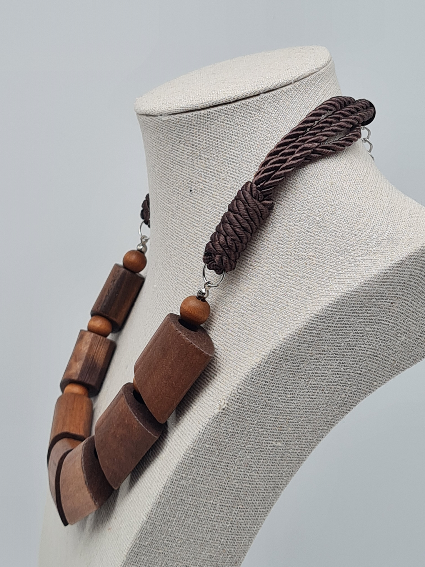 Cosmos Halskette nickelfrei braun holzelementen kordel natur elegant stilvoll