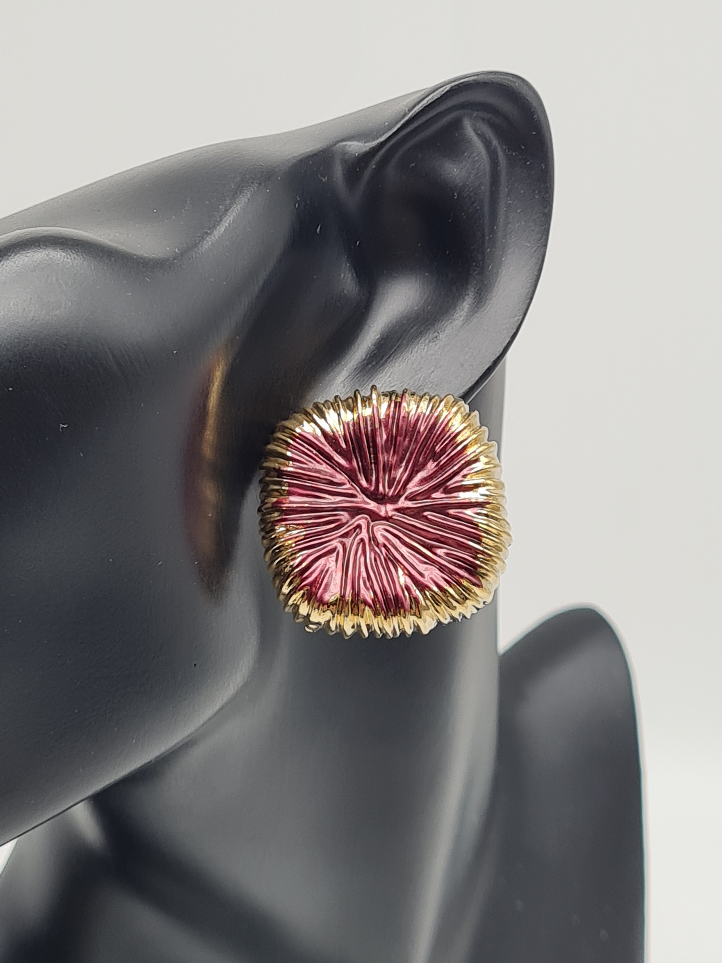 Amorino LOTUSBLATT EMAILLIERTE QUADRATISCHE OHRRINGE nickelfei luxus Ohrstecker