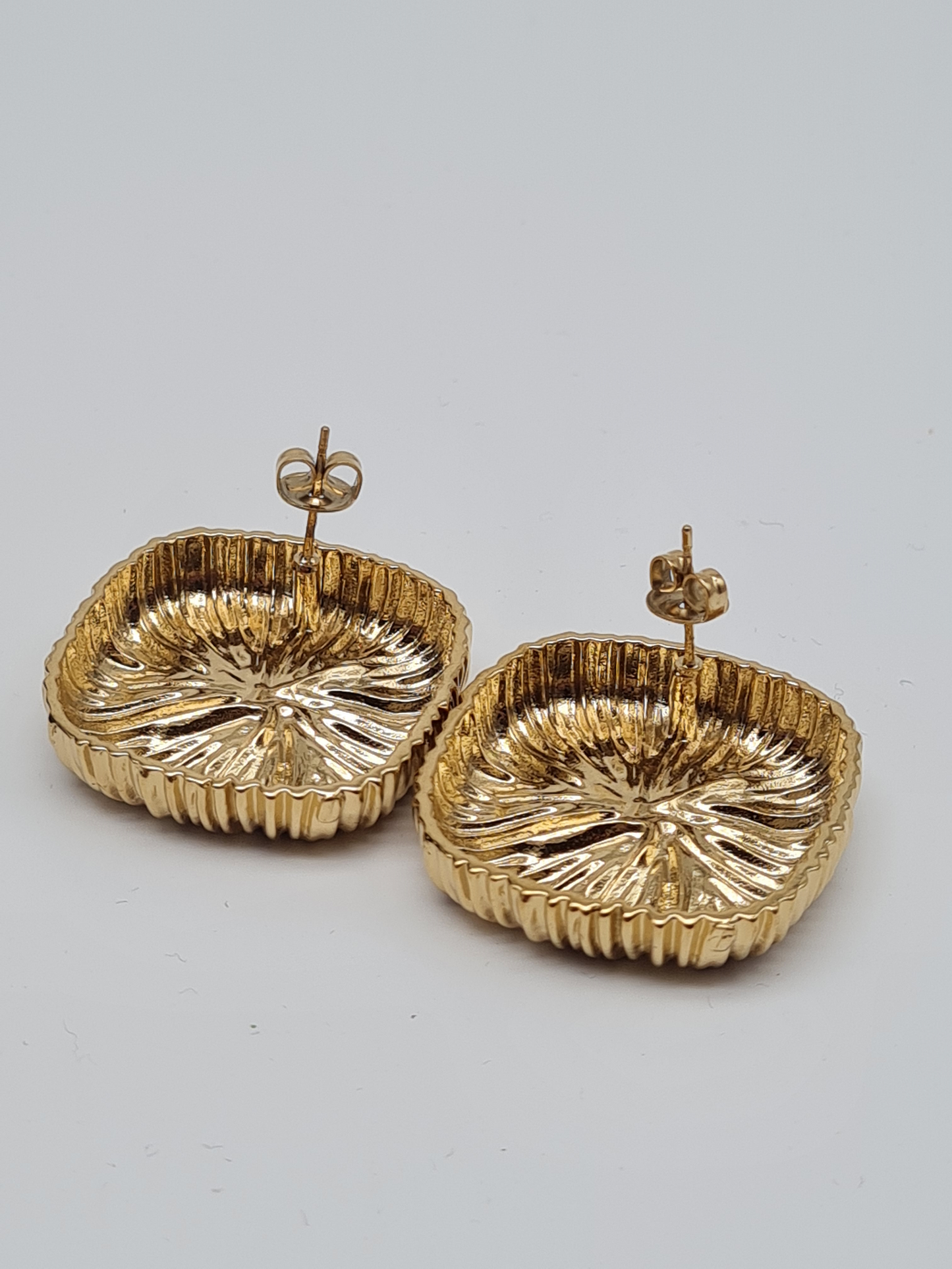 Amorino LOTUSBLATT EMAILLIERTE QUADRATISCHE OHRRINGE nickelfei luxus Ohrstecker