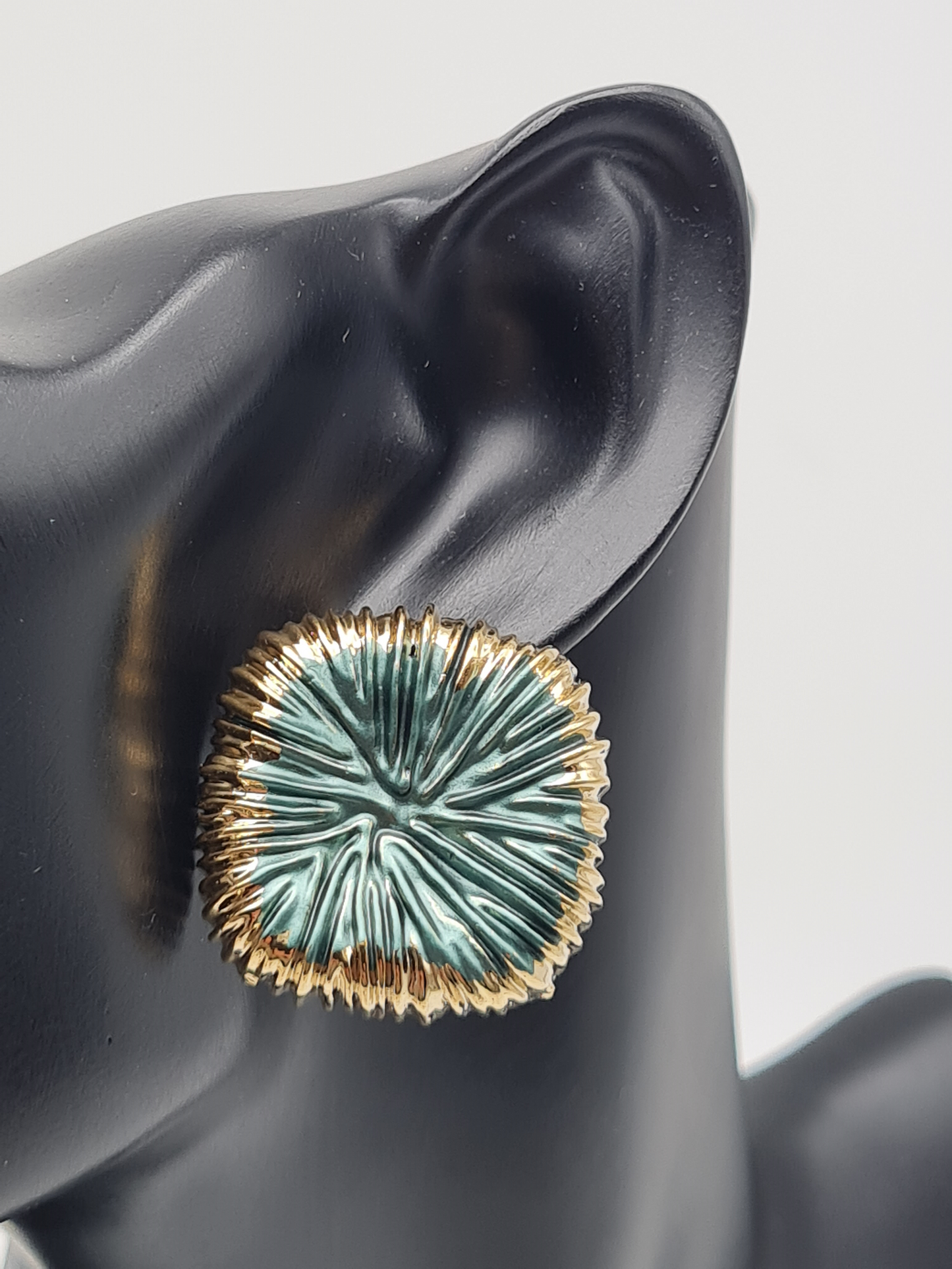 Amorino LOTUSBLATT EMAILLIERTE QUADRATISCHE OHRRINGE nickelfei luxus Ohrstecker