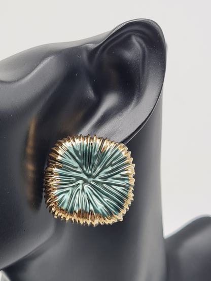 Amorino LOTUSBLATT EMAILLIERTE QUADRATISCHE OHRRINGE nickelfei luxus Ohrstecker