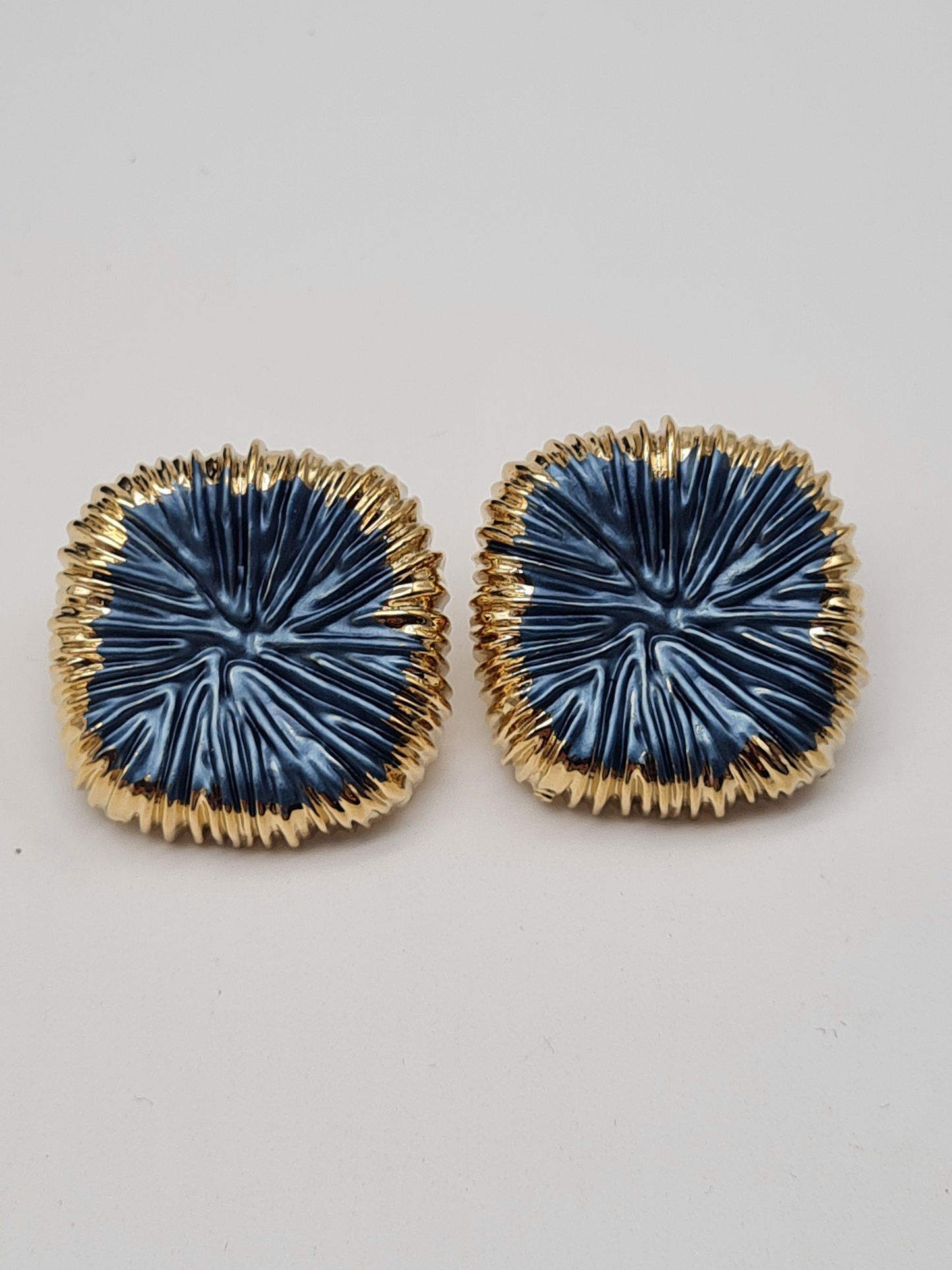 Amorino LOTUSBLATT EMAILLIERTE QUADRATISCHE OHRRINGE nickelfei luxus Ohrstecker