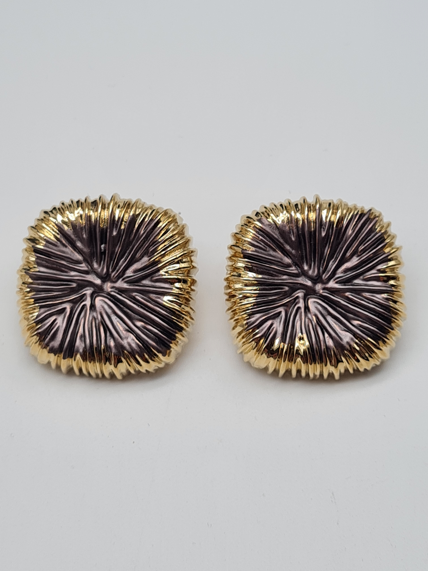 Amorino LOTUSBLATT EMAILLIERTE QUADRATISCHE OHRRINGE nickelfei luxus Ohrstecker