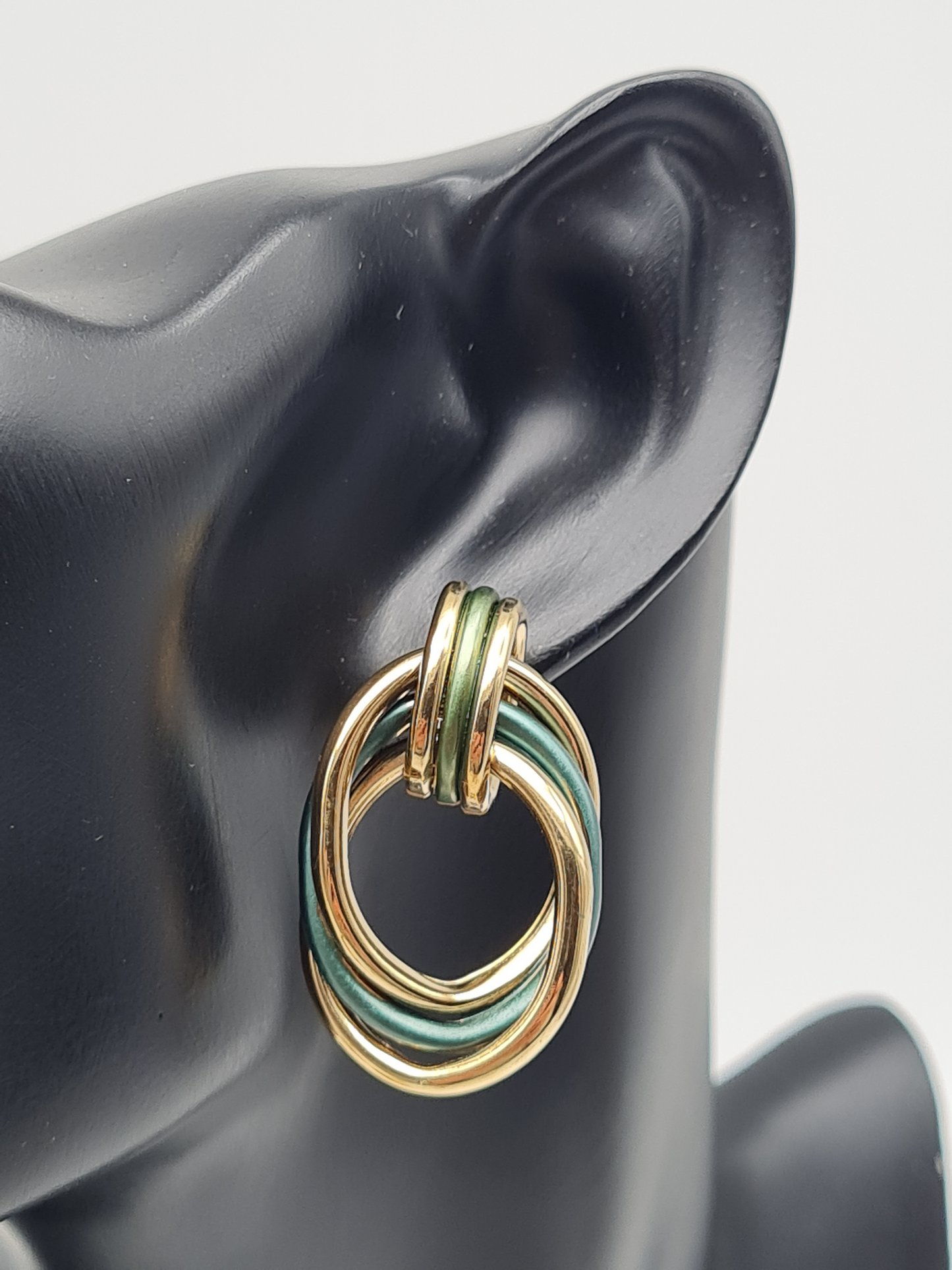 Amorino EMAILLIERTE OHRRINGE MIT DREIFACHEM KREISANHÄNGER nickelfrei