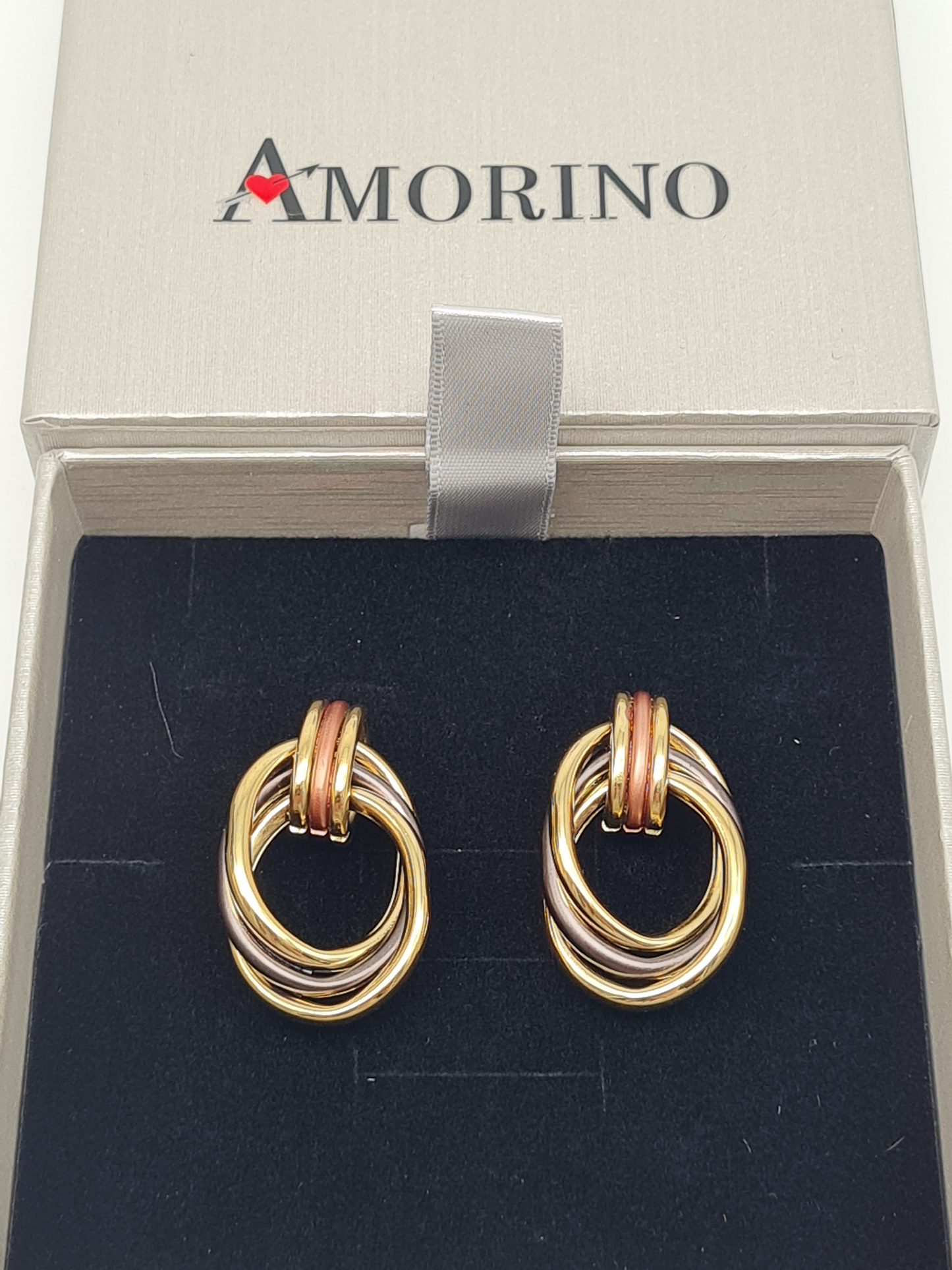 Amorino EMAILLIERTE OHRRINGE MIT DREIFACHEM KREISANHÄNGER nickelfrei