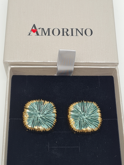 Amorino LOTUSBLATT EMAILLIERTE QUADRATISCHE OHRRINGE nickelfei luxus Ohrstecker