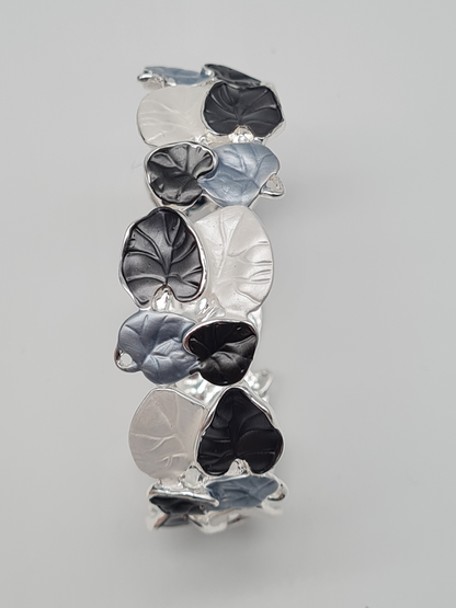 Amorino Armband, elastisch Tropenblätter in Lila-Braun und Grün-Töne Schwarz Silberfarben