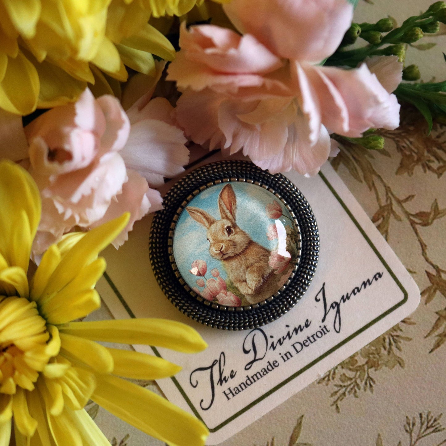 Brosche Osterhase in Pastellrosa Tulpen Süßer Frühlingsbrosche Hase Kaninchen