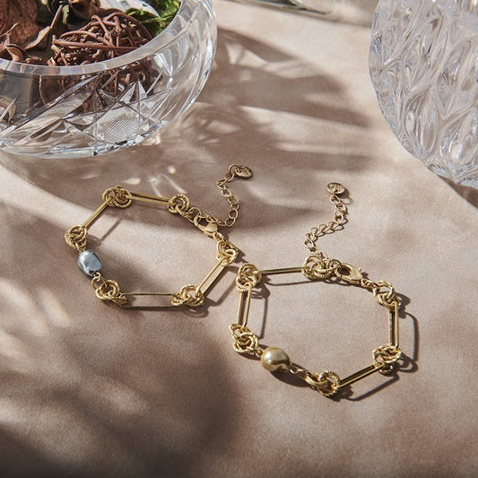 Biba Gliederarmband in Matt Goldfarben mit grau oder naturfarbene Perle
