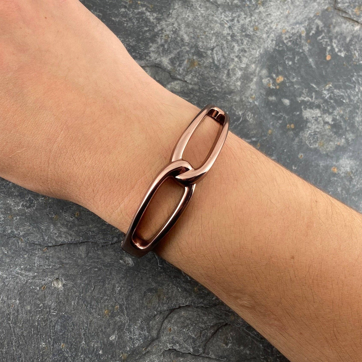 Armreif im Klappgliederstil mit dunklem Kupferfinish Armband Sommer Trend