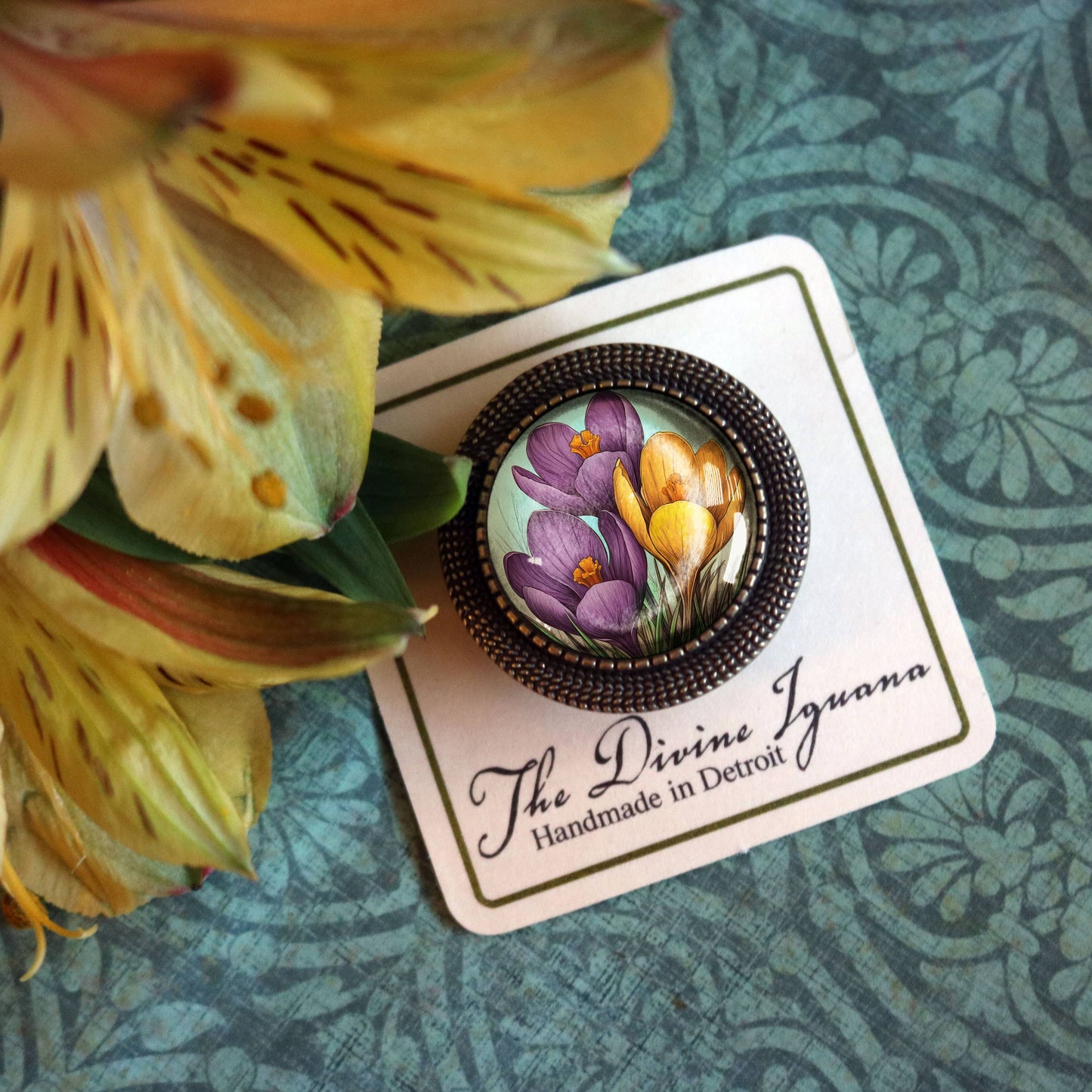 Brosche Glas-Cabochon-Brosche mit Frühlings-Krokusblumen Anstecknadel