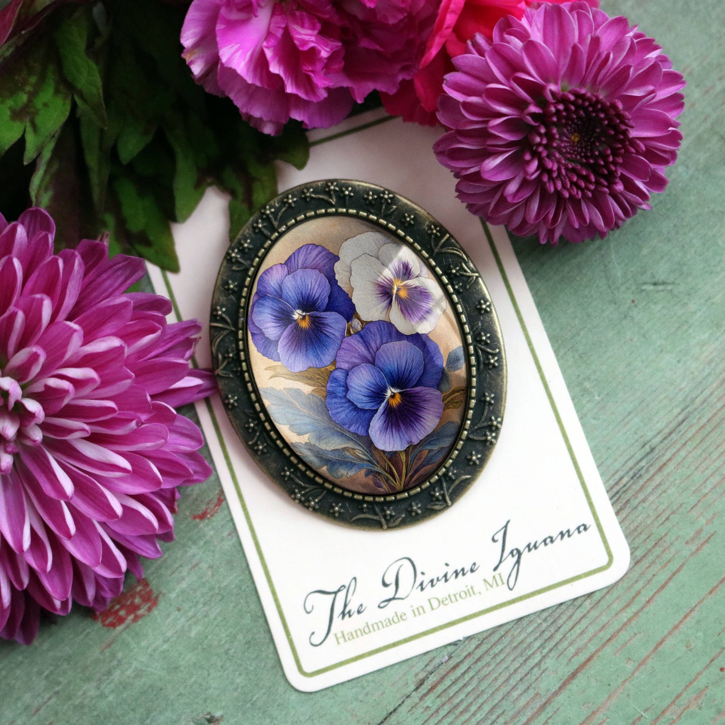 Brosche Lila Stiefmütterchen Frühlingsblumen Glas- und Bronzebrosche Veilchen