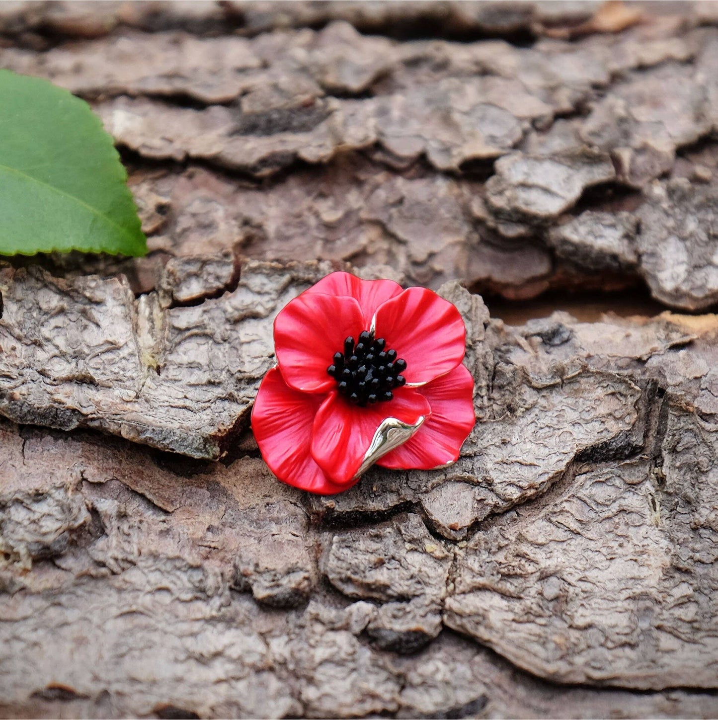 Brosche Anstecknadel mit roter Mohnblume Papaver Rot Blume