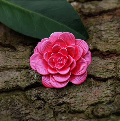 Brosche Camellia in Pink mit Hand Emaillierung auf versilbertem Metall