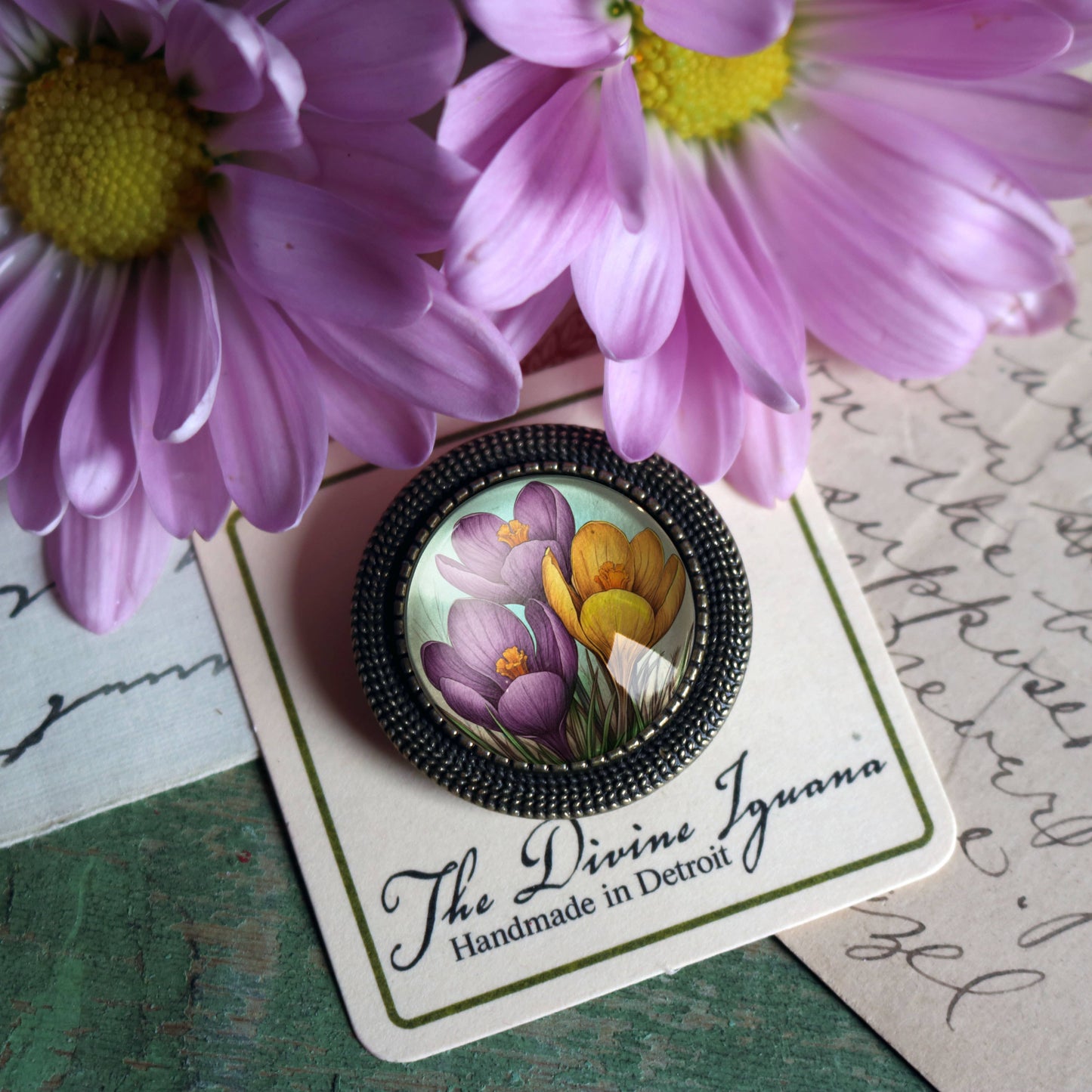 Brosche Glas-Cabochon-Brosche mit Frühlings-Krokusblumen Anstecknadel