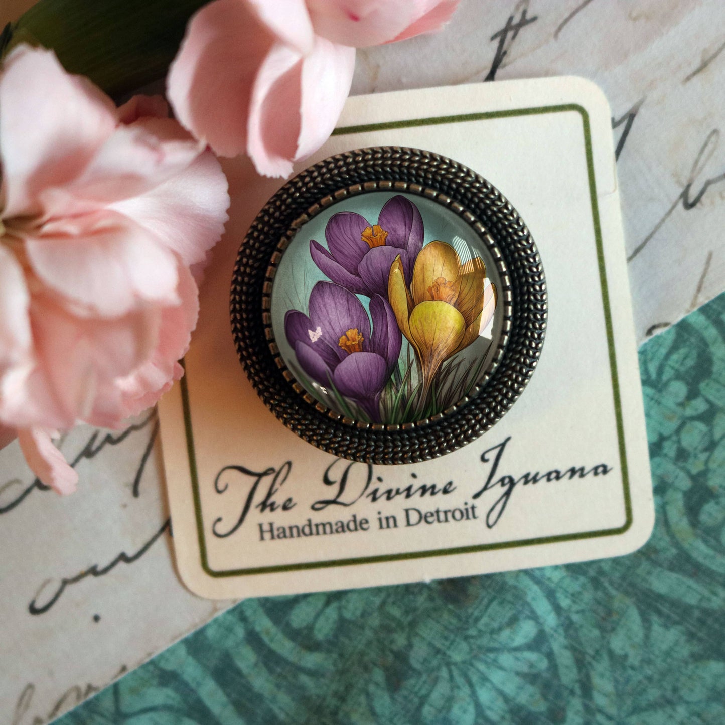 Brosche Glas-Cabochon-Brosche mit Frühlings-Krokusblumen Anstecknadel