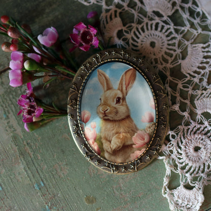 Große ovale Brosche mit Osterhase und rosa Tulpenfeld Anstecknadel Hase Kaninchen