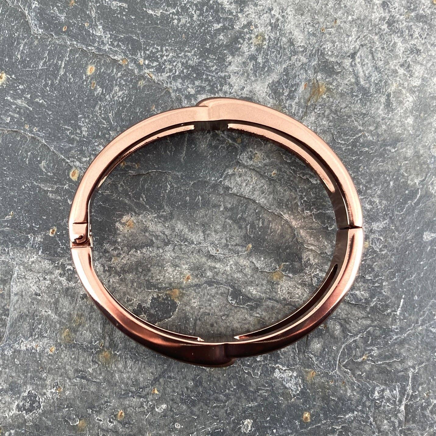 Armreif im Klappgliederstil mit dunklem Kupferfinish Armband Sommer Trend
