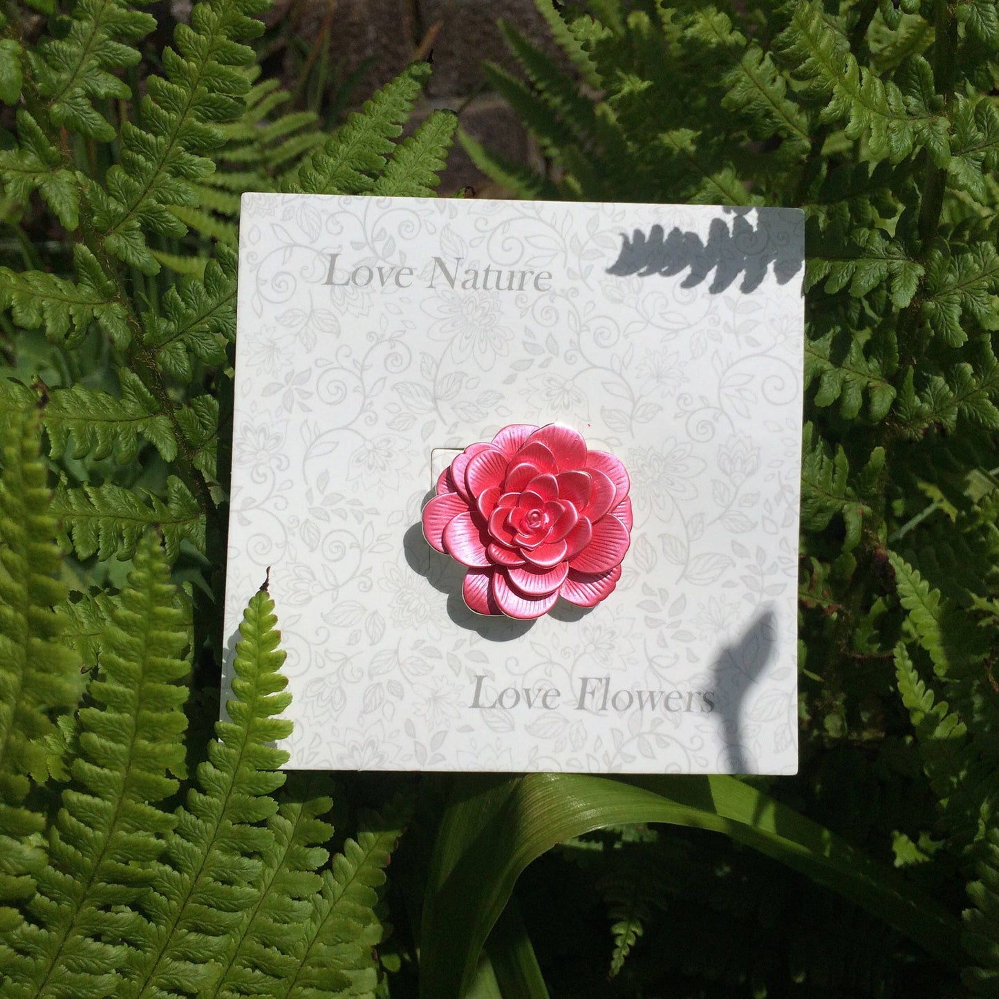 Brosche Camellia in Pink mit Hand Emaillierung auf versilbertem Metall