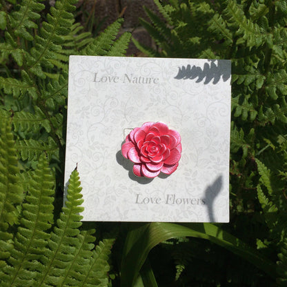 Brosche Camellia in Pink mit Hand Emaillierung auf versilbertem Metall