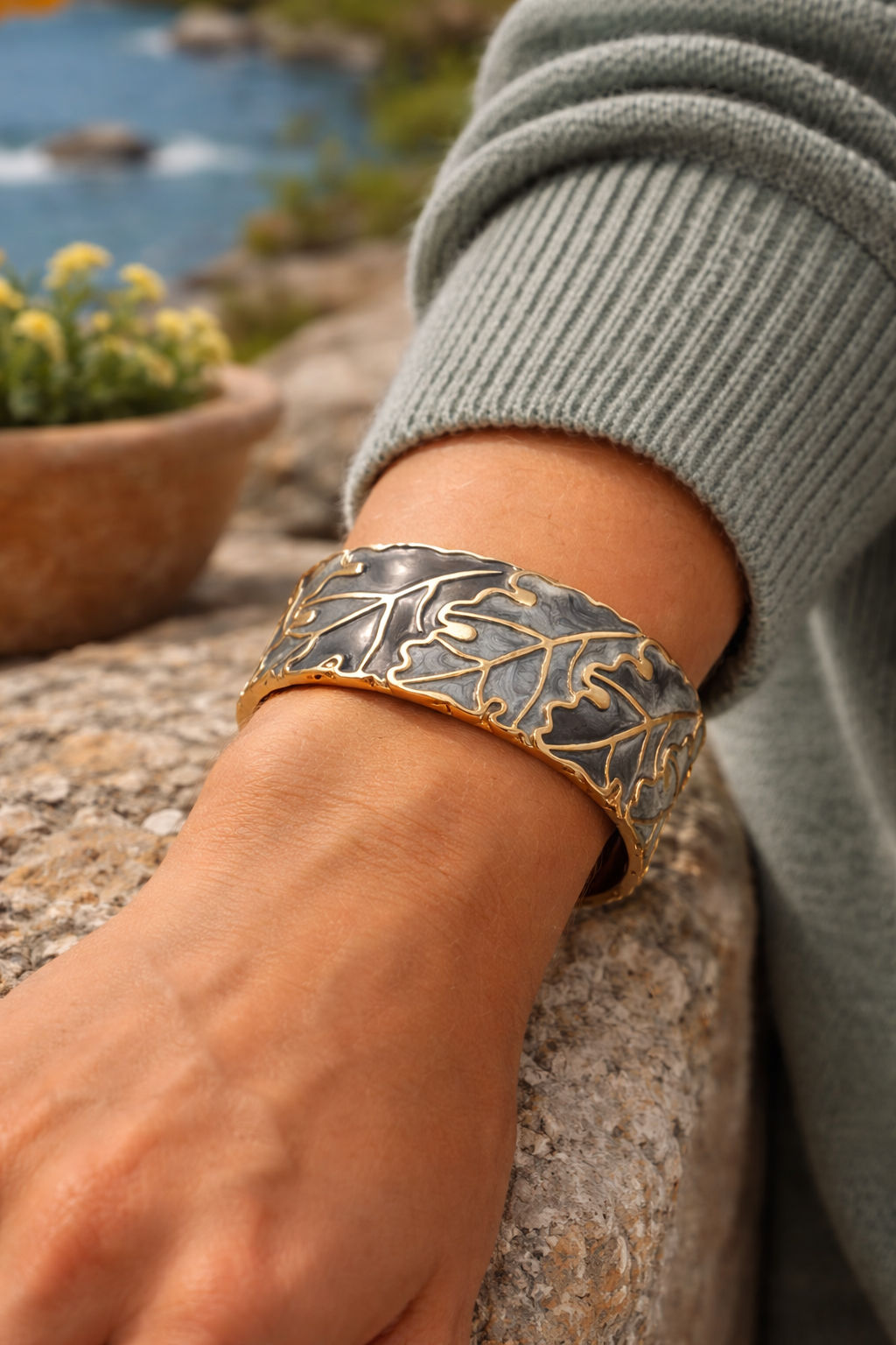 Armband Klapp-Armband Goldfarben Graue Blätter Emaille Nickelfrei Yehwang