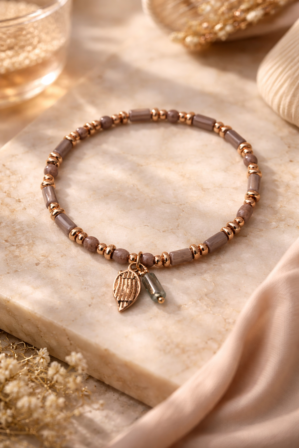 Armband elastisch Lila Grau Töne mit goldfarbenen Blattanhänger Trend Sommer Biba