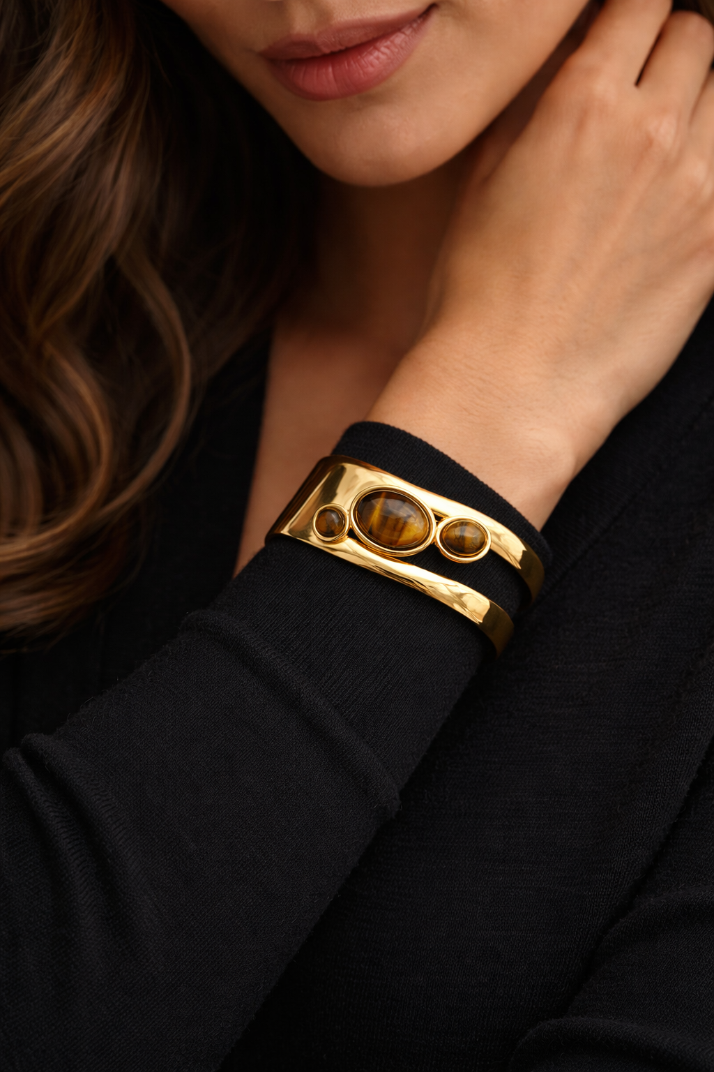 Armreif goldfarben Perlmutt Braun Nickelfrei Trend 2026 Kunstperle Yehwang