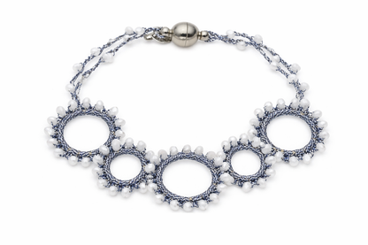 Armband Textil mit Magnet-Verschluss Silber- und Blau Trend Sommer 2026 Biba