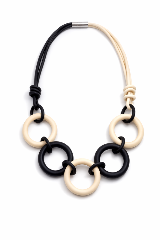 Halskette nickelfrei Gummi Creme Schwarz neutral elegant Cosmos