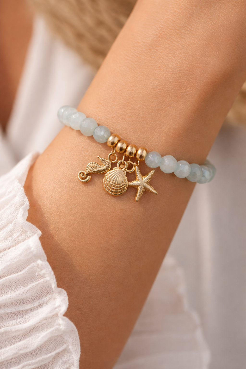 Armband elastisch Helltürkis Hellblau Anhänger Muschel Seestern Seepferdchen Biba