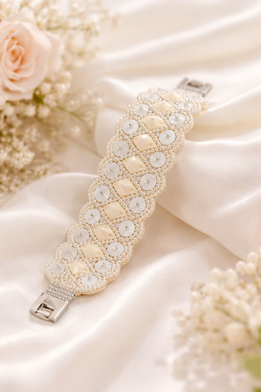 Armband Kunstleder Creme mit irisierende Perlchen White party Hochzeit Biba
