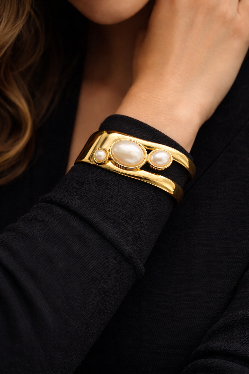 Armreif goldfarben Perlmutt Braun Nickelfrei Trend 2026 Kunstperle Yehwang