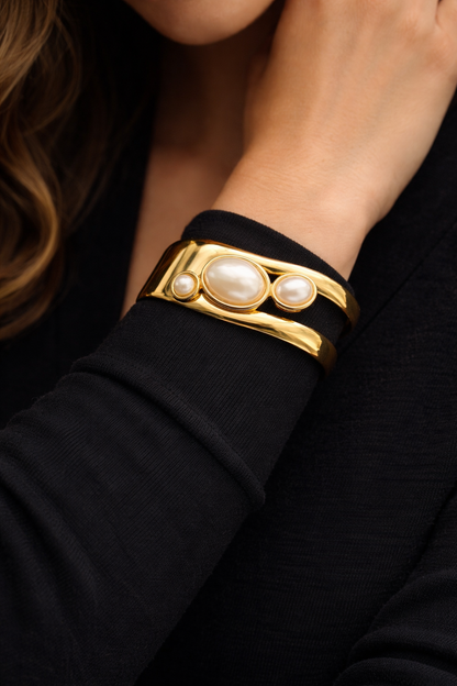 Armreif goldfarben Perlmutt Braun Nickelfrei Trend 2026 Kunstperle Yehwang