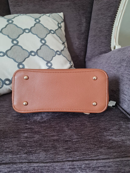 Handtasche Trendy zum umhängen von Flora & Co Cognac Trend Blume