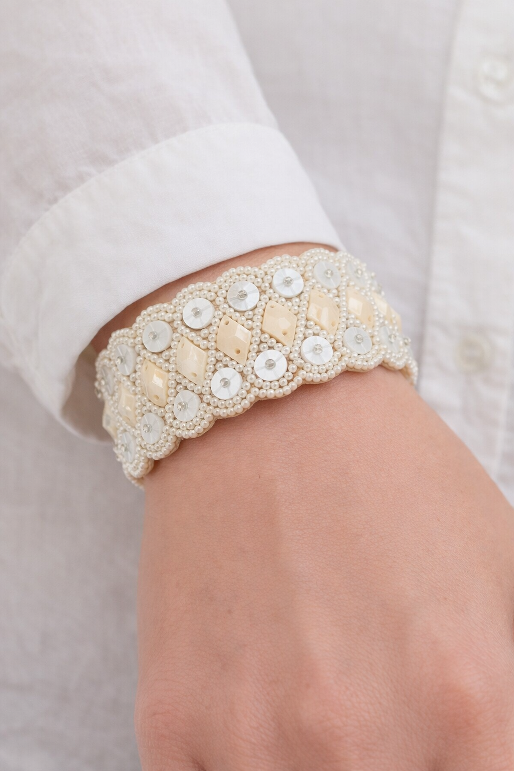 Biba Armband Kunstleder Creme mit irisierende Perlchen Nickelfrei White party Hochzeit